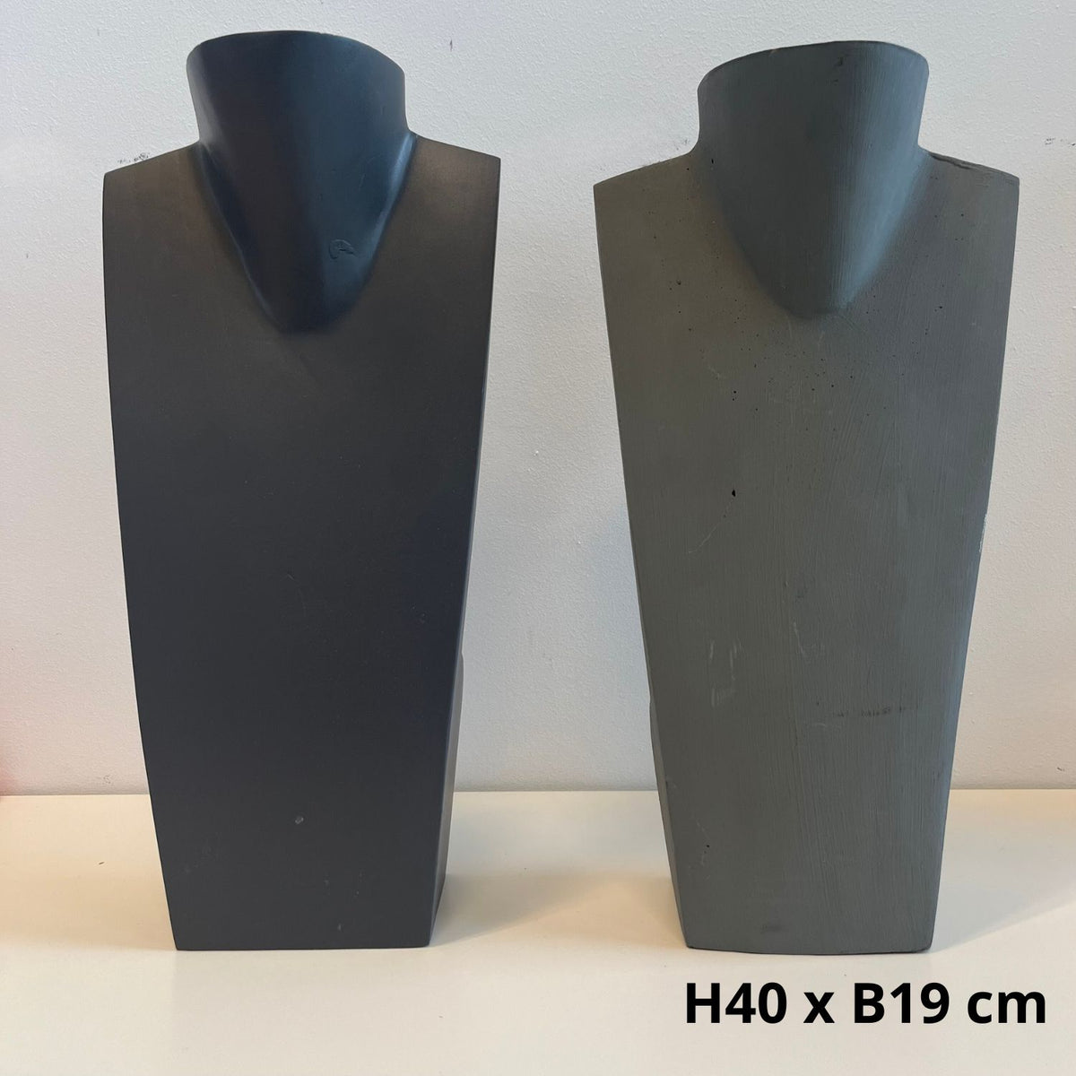 Hals medium grijs