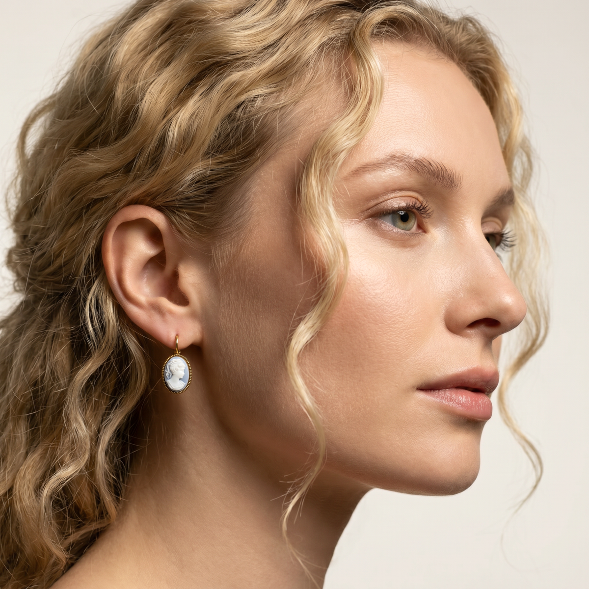 Cameo Earrings Groot Goud
