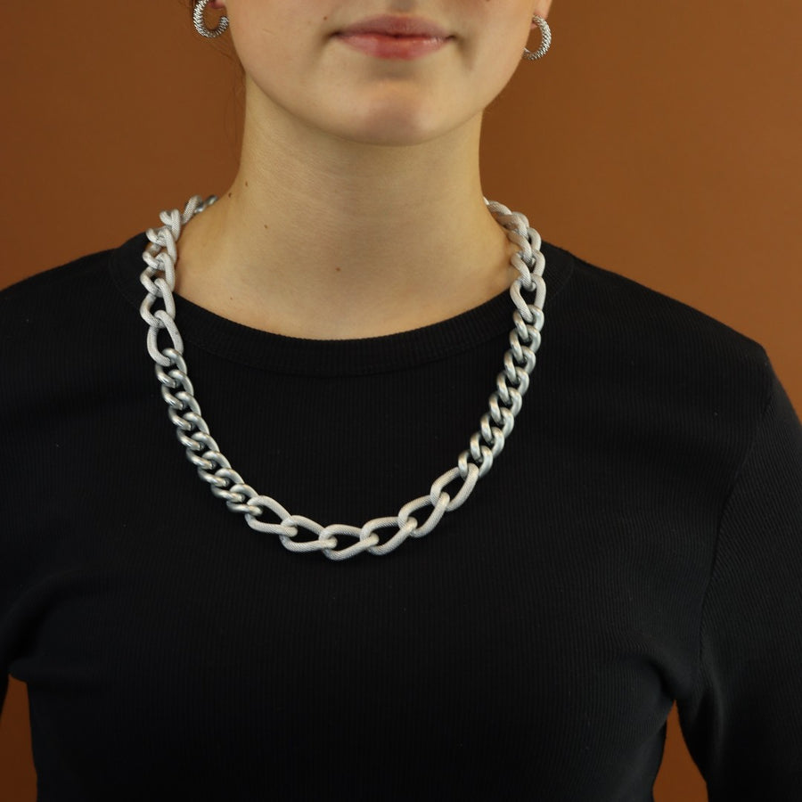 Relief Chain Necklace